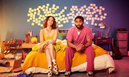 A moi la nuit, toi le jour : une irrésistible comédie britannique à découvrir sur Paramount+ (Avis)