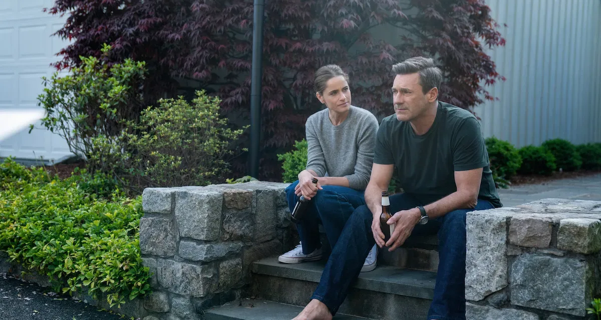Vrais voisins, faux amis : la nouvelle bombe signée Apple TV+ avec Jon Hamm renouvelée pour une saison 2