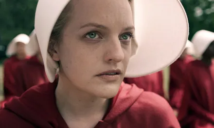 La Servante écarlate : Pourquoi la série culte ne figure pas sur Netflix et où la voir en streaming
