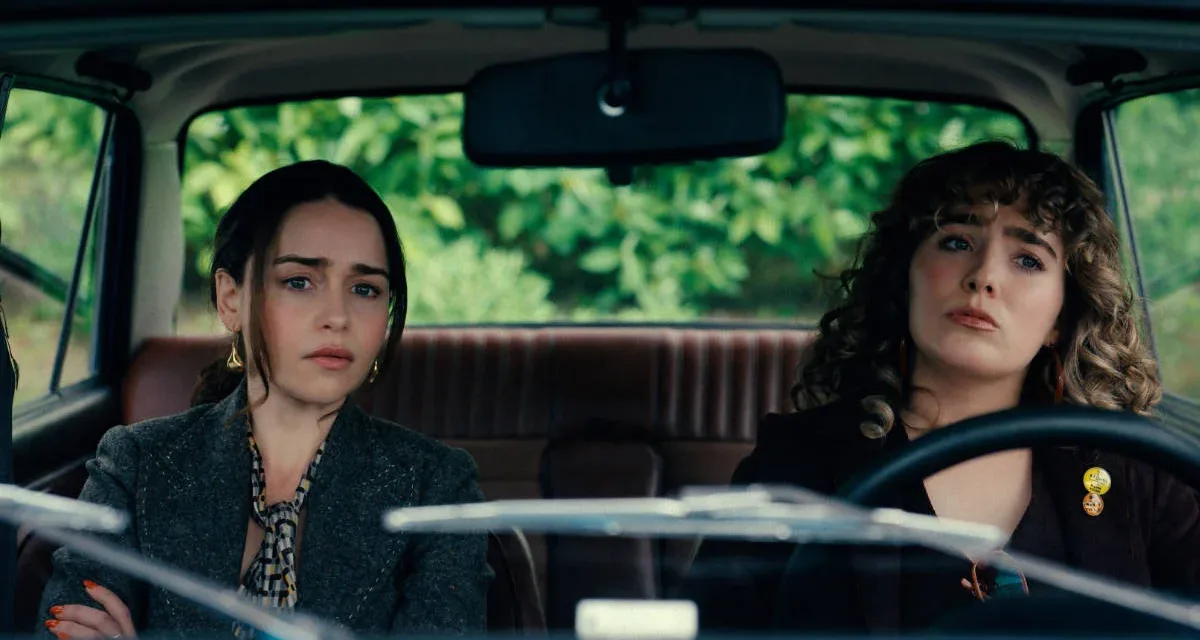 Ponies : Peacock rèvèle la bande-annonce révèle de son prochain thriller d’espionnage avec Emilia Clarke