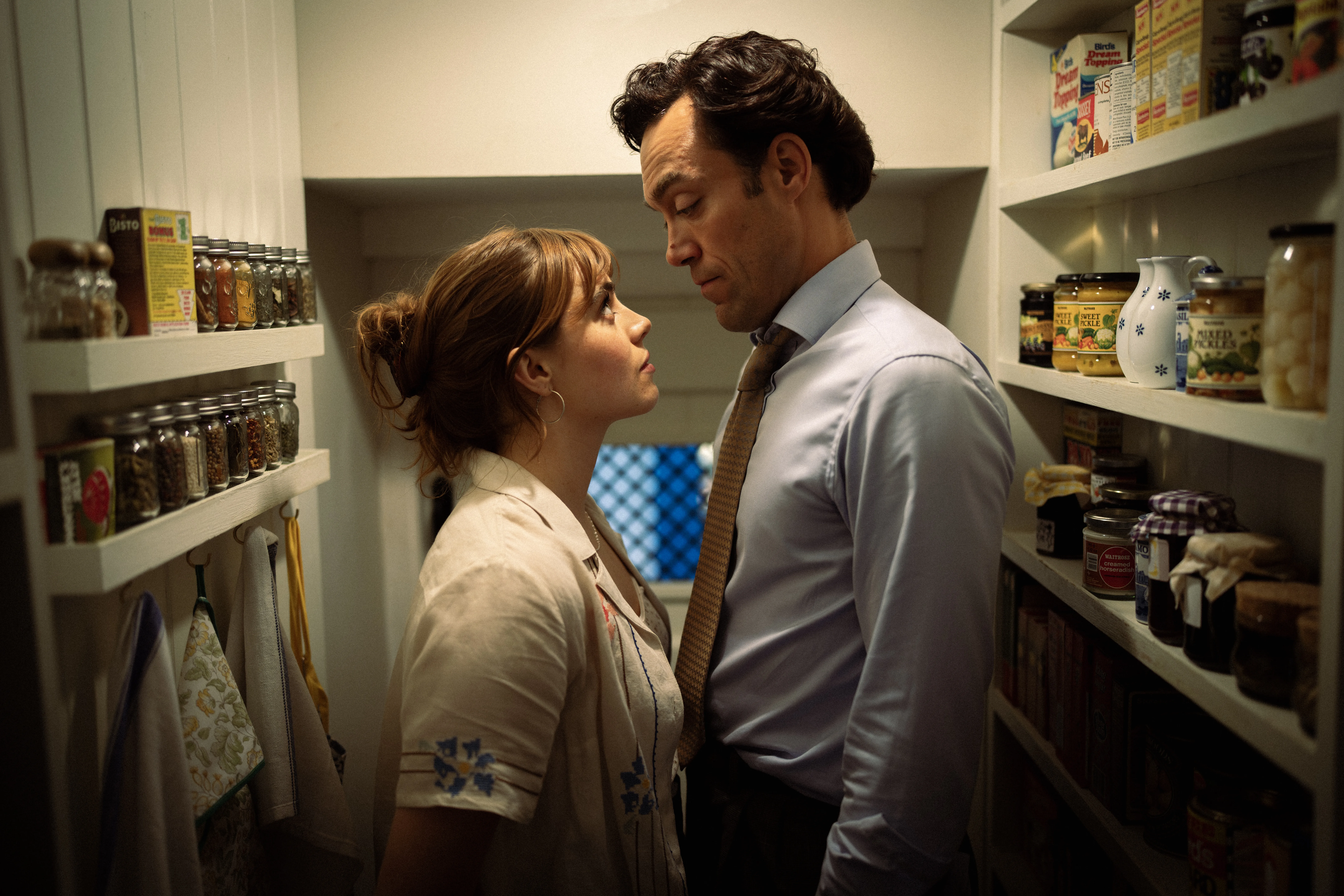 Rivals saison 2 : Disney+ relance en mai la guerre des médias dans le Rutshire