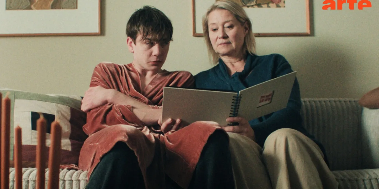 La voisine danoise : quand une ex-agent des services secrets sème le trouble à Reykjavik sur ArteDiffusée le jeudi 5 février sur Arte, La voisine danoise arrive à l’antenne avec ses trois premiers épisodes dans la même soirée. La mini-série islandaise et française, portée par Trine Dyrholm, est également disponible dans son intégralité sur arte.tv, permettant de découvrir d’un seul tenant ce récit singulier où une ancienne agente des services secrets s’immisce dans la vie de ses voisins à Reykjavik, au nom d’un sens de la justice aussi rigoureux que personnel.