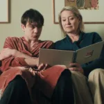 La voisine danoise : quand une ex-agent des services secrets sème le trouble à Reykjavik sur ArteDiffusée le jeudi 5 février sur Arte, La voisine danoise arrive à l’antenne avec ses trois premiers épisodes dans la même soirée. La mini-série islandaise et française, portée par Trine Dyrholm, est également disponible dans son intégralité sur arte.tv, permettant de découvrir d’un seul tenant ce récit singulier où une ancienne agente des services secrets s’immisce dans la vie de ses voisins à Reykjavik, au nom d’un sens de la justice aussi rigoureux que personnel.