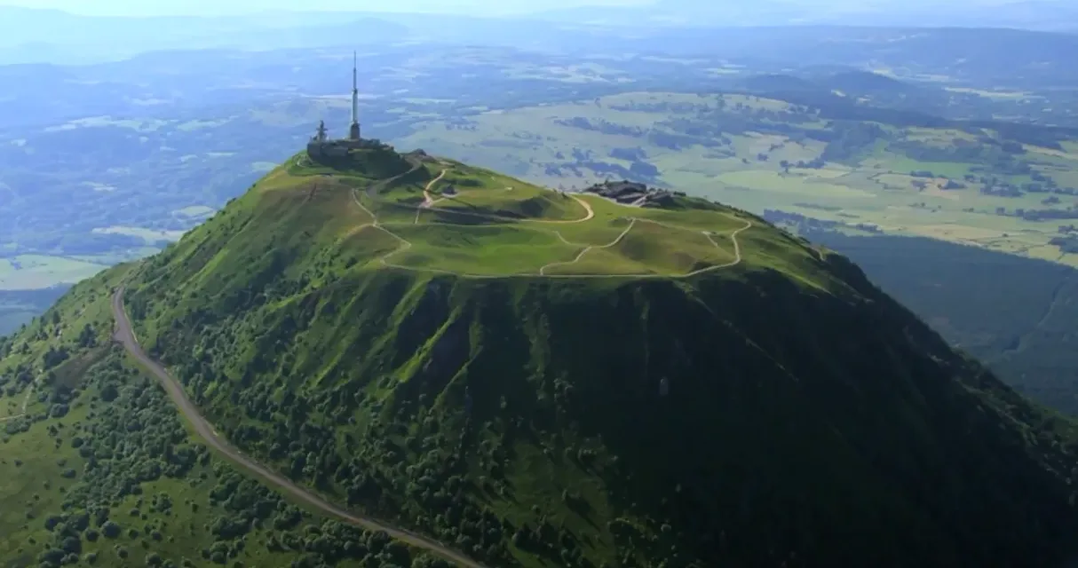 Des racines & des ailes : du Puy-de-Dôme au Cantal, un voyage au cœur de la terre des volcans
