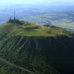 Des racines & des ailes : du Puy-de-Dôme au Cantal, un voyage au cœur de la terre des volcans