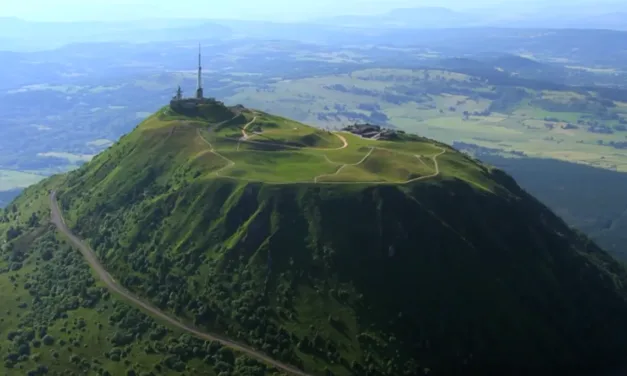 Des racines & des ailes : du Puy-de-Dôme au Cantal, un voyage au cœur de la terre des volcans