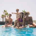 Oasis sur Netflix : le thriller espagnol qui enferme ses suspects dans un resort de luxe arrive en juin