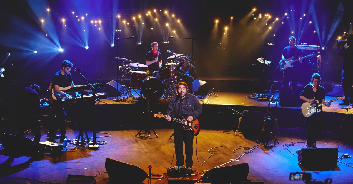 Noé Preszow électrise Renaud dans « Rock around Renaud : 50 ans de chansons énervées » sur France 4