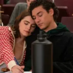 Off Campus saison 2 : pourquoi la série Prime Video ne suit pas l’ordre des livres ?