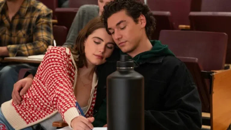 Off Campus saison 2 : pourquoi la série Prime Video ne suit pas l’ordre des livres ?
