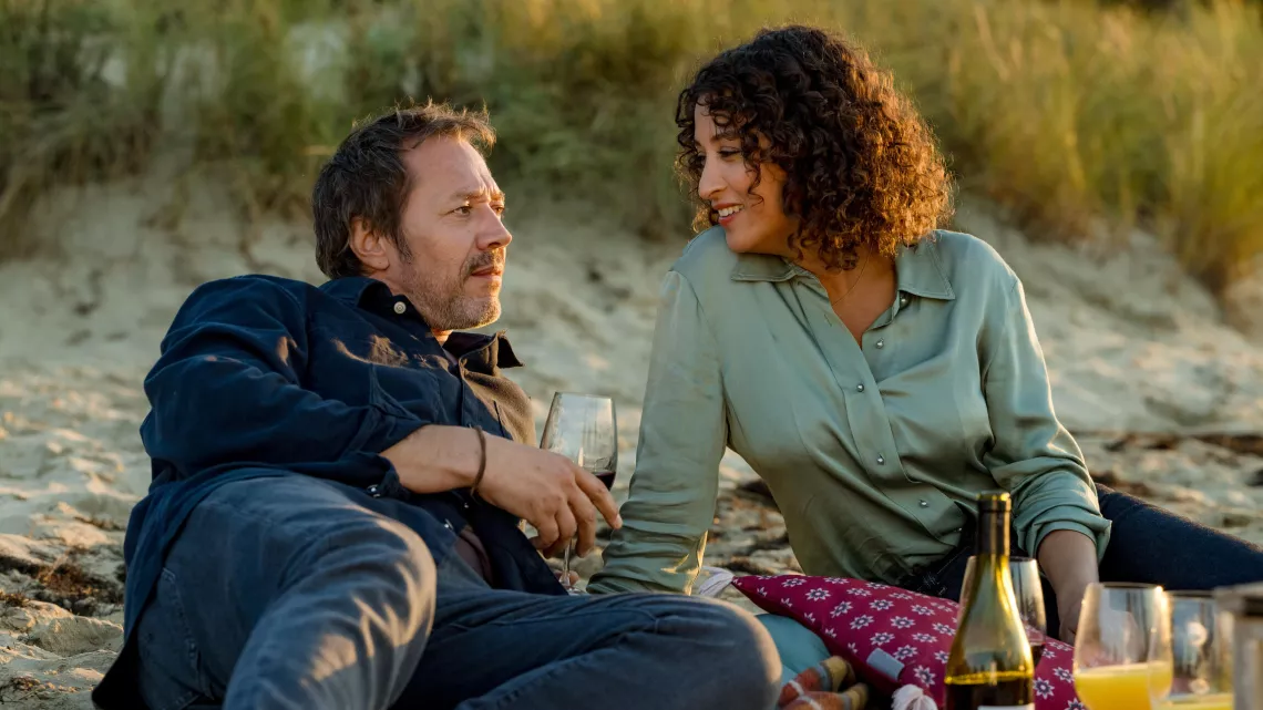 Inès et Yvan, l’amour sur un fil sur France 2 : une comédie romantique dans les coulisses du textile