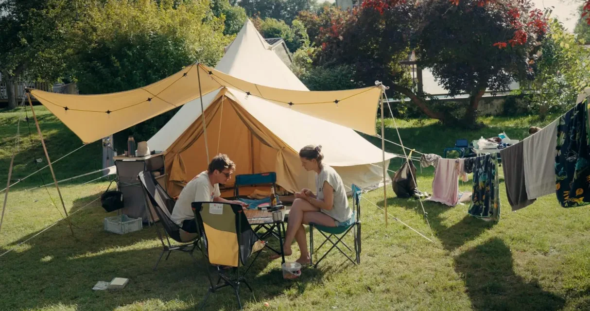 Le camping, un siècle de bonheur français sur France 3 : Franck Dubosc et Karin Viard racontent l’histoire d’un art de vivre