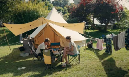 Le camping, un siècle de bonheur français sur France 3 : Franck Dubosc et Karin Viard racontent l’histoire d’un art de vivre