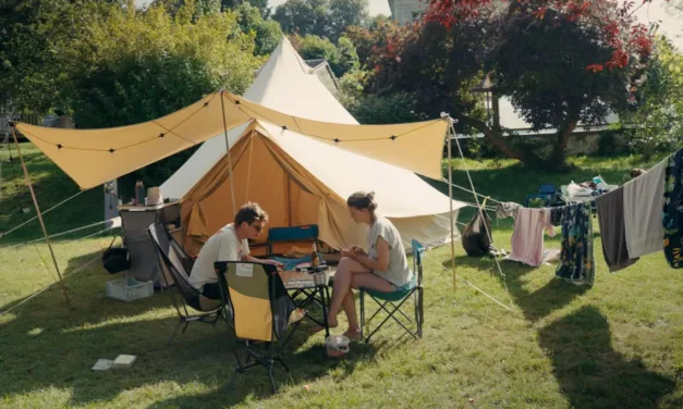 Le camping, un siècle de bonheur français sur France 3 : Franck Dubosc et Karin Viard racontent l’histoire d’un art de vivre