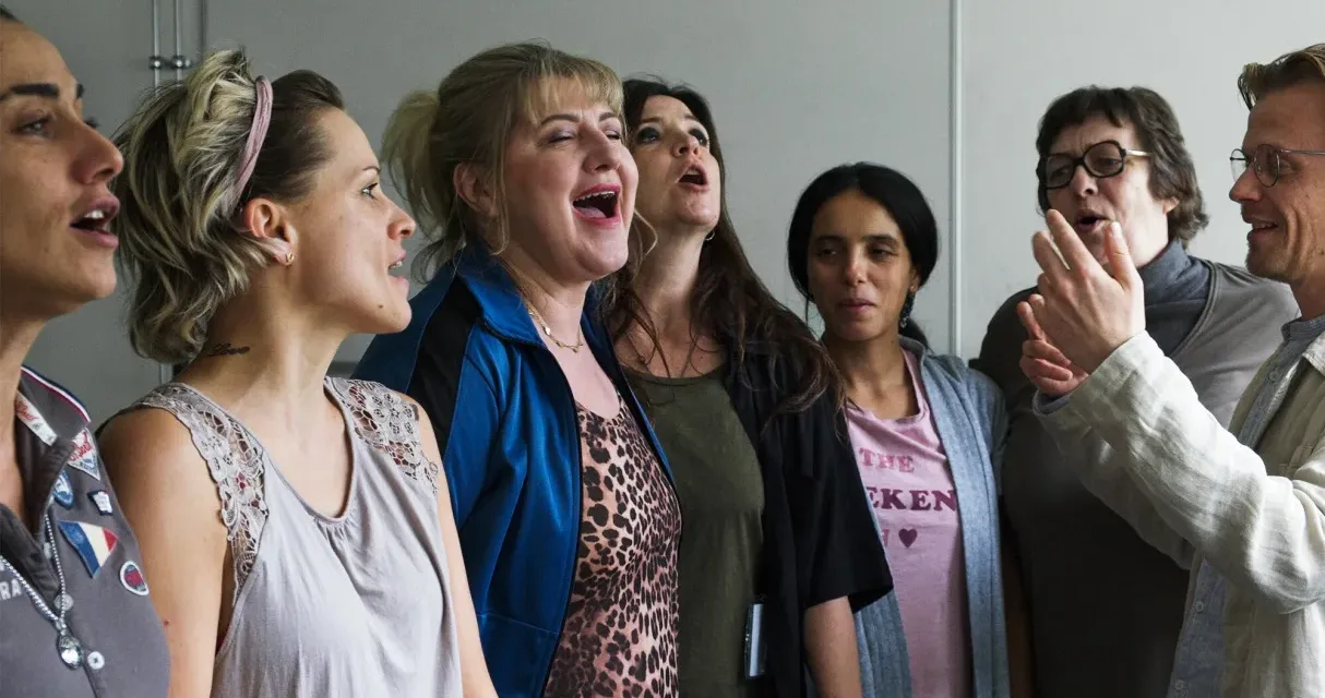 À l’ombre des filles sur France 4 : Alex Lutz entre chant lyrique, prison et reconstruction