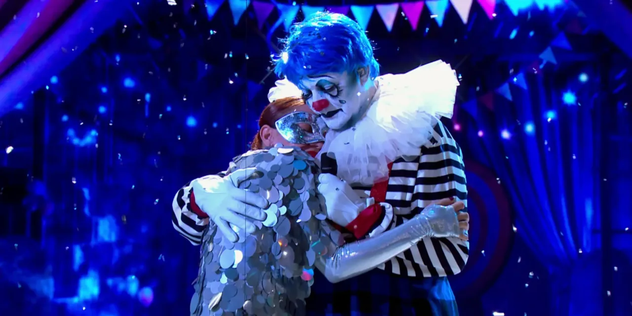 Mask Singer 2026 : un candidat quitte l’aventure aux portes de la demi-finale (le clown démasqué)