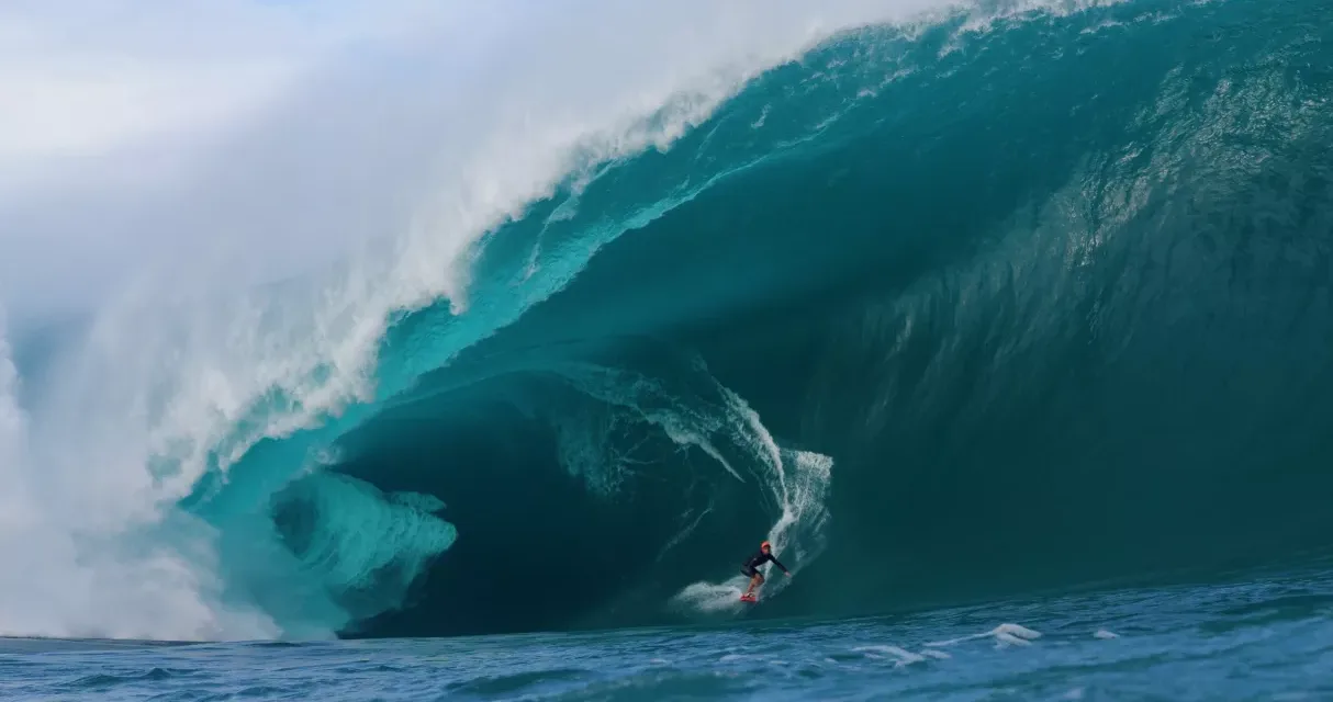Surf, le feu sacré : France 3 retrace l’épopée mondiale du surf, de la Polynésie aux Jeux olympiques