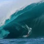 Surf, le feu sacré : France 3 retrace l’épopée mondiale du surf, de la Polynésie aux Jeux olympiques