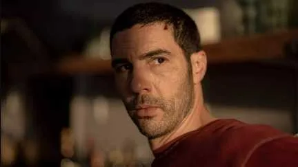 Prisoner épisode 4 sur Canal+ : Tahar Rahim, tueur d’élite menotté à son agente pour survivre