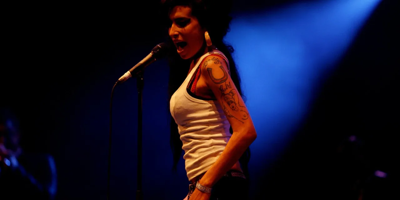 « Amy Winehouse : la descente aux enfers » sur CStar : le portrait sobre d’une voix soul fauchée à 27 ans
