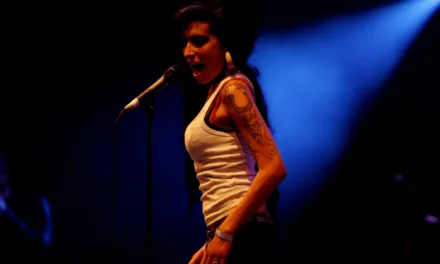 « Amy Winehouse : la descente aux enfers » sur CStar : le portrait sobre d’une voix soul fauchée à 27 ans
