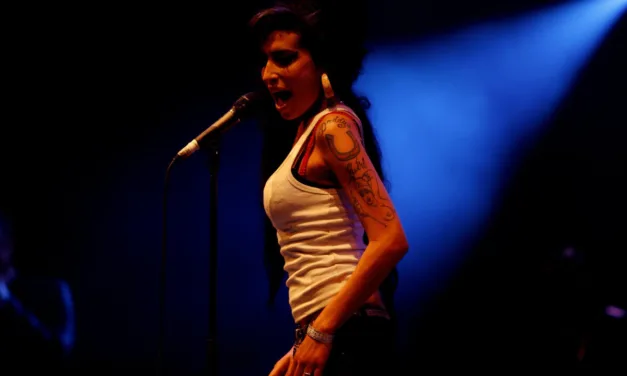 « Amy Winehouse : la descente aux enfers » sur CStar : le portrait sobre d’une voix soul fauchée à 27 ans