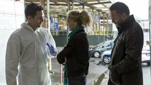 Balthazar sur TF1 Séries Films : un corps piégé au cyanure lance le légiste de Tomer Sisley sur une piste glaçante