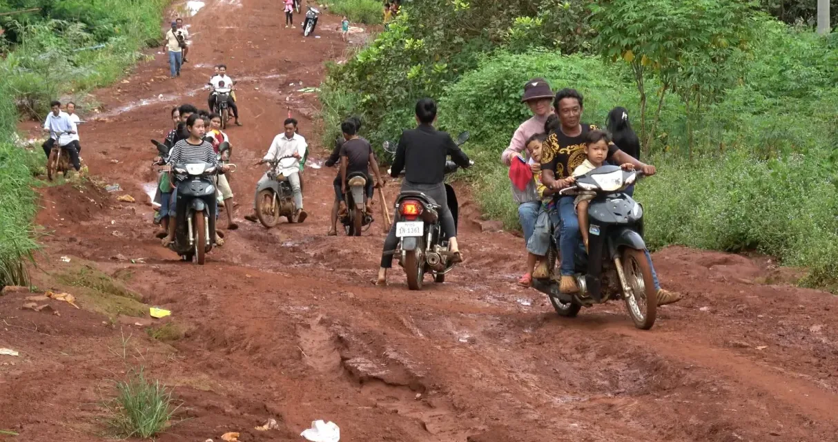 Les Routes de l’impossible sur France 5 : au Cambodge, des sourires à toute épreuve face à la mousson