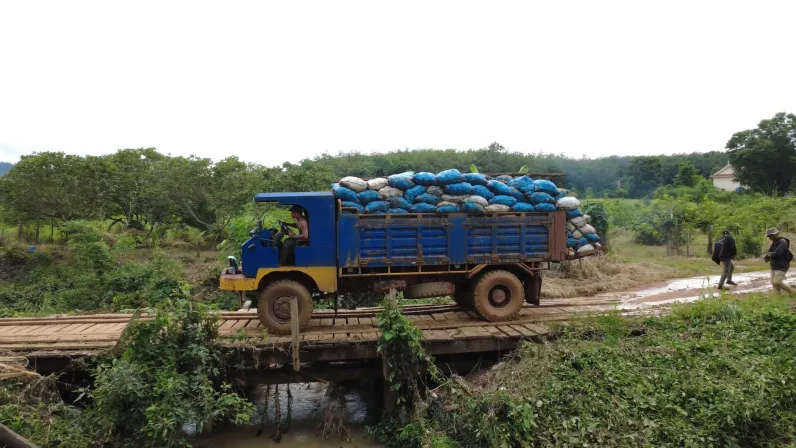 Piste cambodgienne détrempée par la mousson