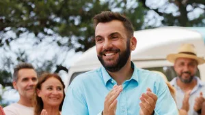 Camping Paradis sur TF1 : deux escales au soleil avec Laurent Ournac ce vendredi soir