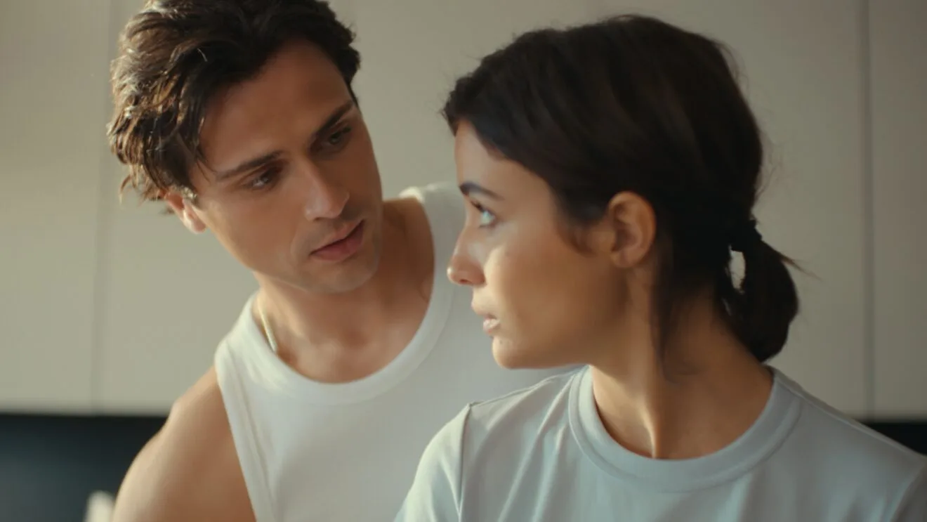 Loïs (Carmen Kassovitz) et Lane (Baptiste Masseline) dans Campus Drivers