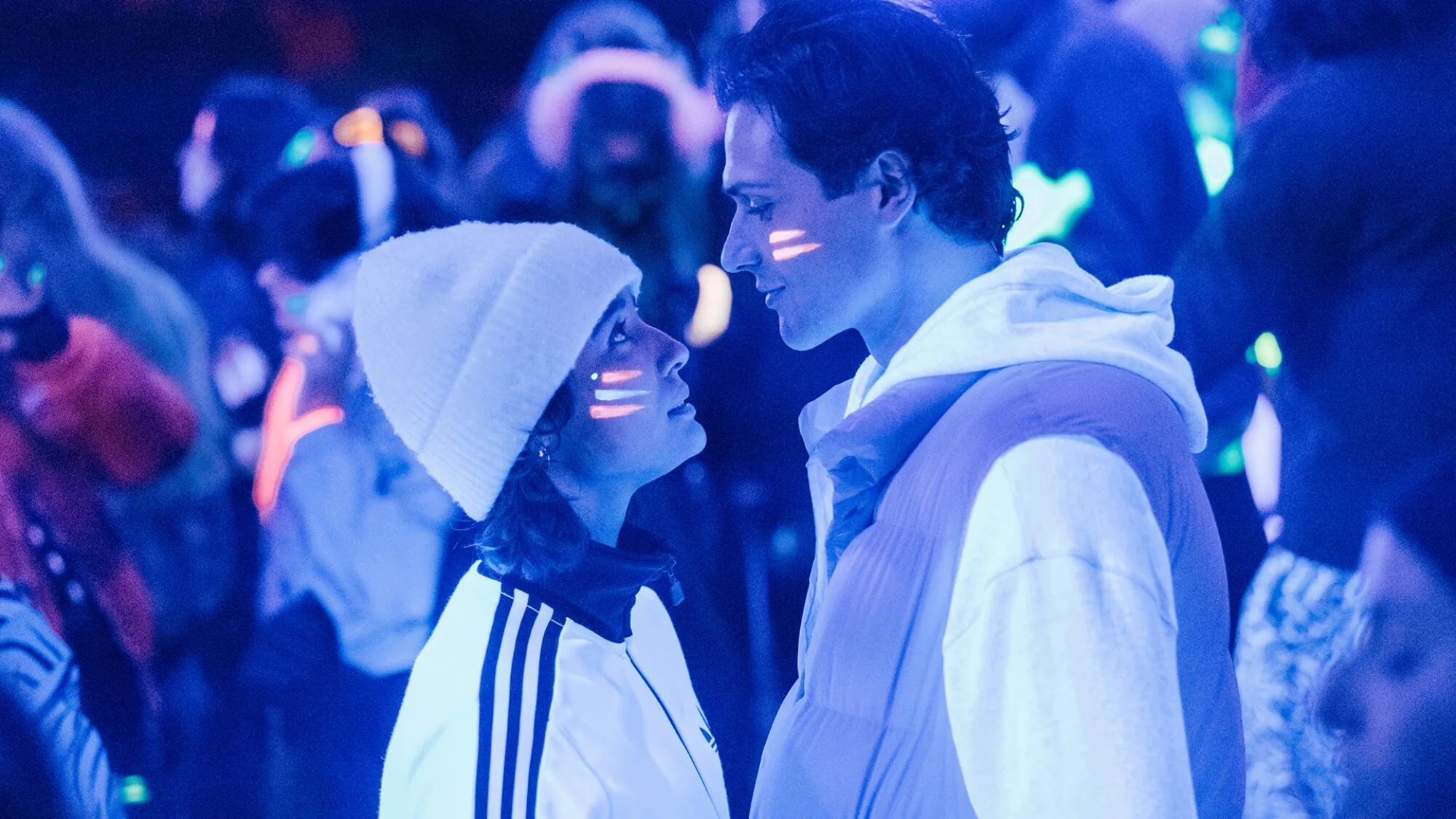 Carmen Kassovitz et Baptiste Masseline dans la série Campus Drivers sur Prime Video