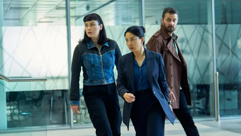Le Dr Matthew Nolan et l'officier Hana Li à bord du vol 357 dans la série Code Rouge