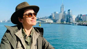 Echappées belles sur France 5 : Sophie Jovillard explore Hong Kong, du Victoria Harbour au Grand Bouddha de Lantau