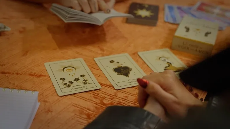 Image du documentaire Je t'aime astral, enquête de Slash sur l'astrolove
