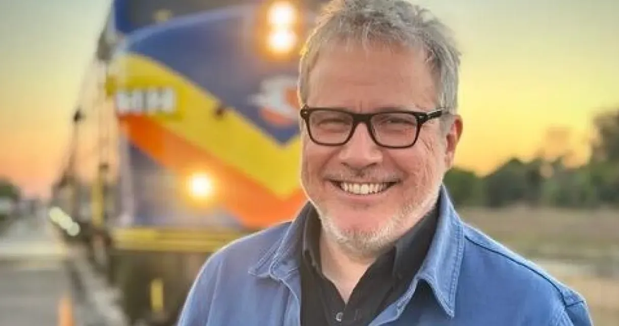 Des trains pas comme les autres en Floride sur France 5 : Philippe Gougler entre alligators, NASA et train-théâtre