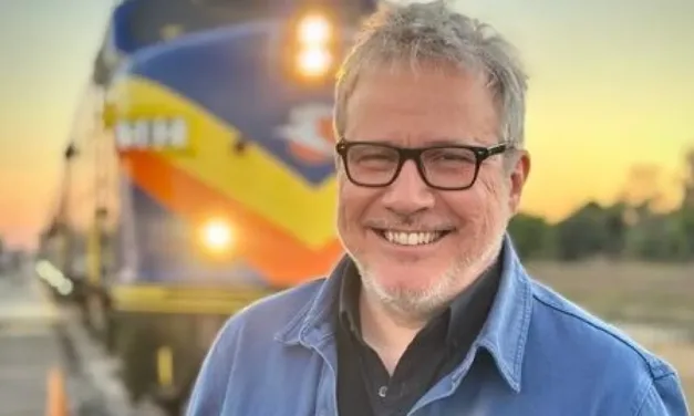Des trains pas comme les autres en Floride sur France 5 : Philippe Gougler entre alligators, NASA et train-théâtre