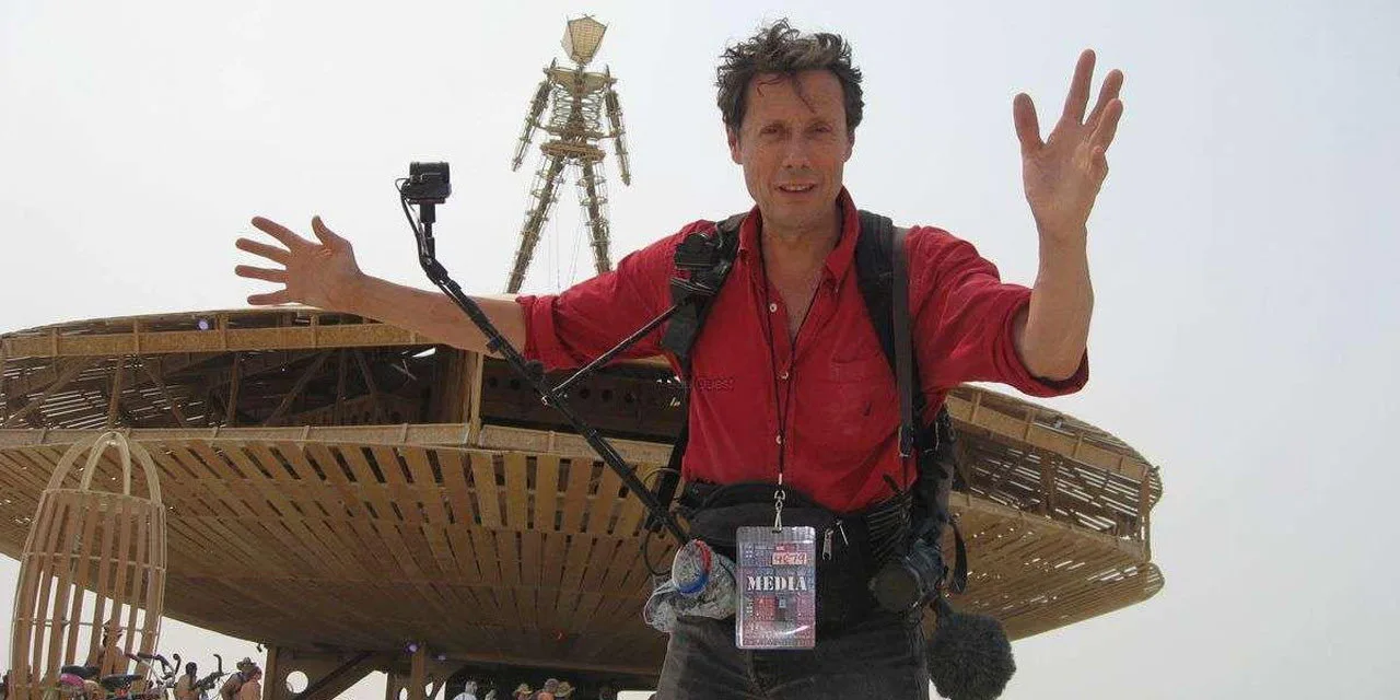 J’irai dormir chez l’Homme qui brûle sur RMC Story : Antoine de Maximy plonge dans le Burning Man du Nevada