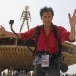 J’irai dormir chez l’Homme qui brûle sur RMC Story : Antoine de Maximy plonge dans le Burning Man du Nevada