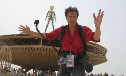 J’irai dormir chez l’Homme qui brûle sur RMC Story : Antoine de Maximy plonge dans le Burning Man du Nevada