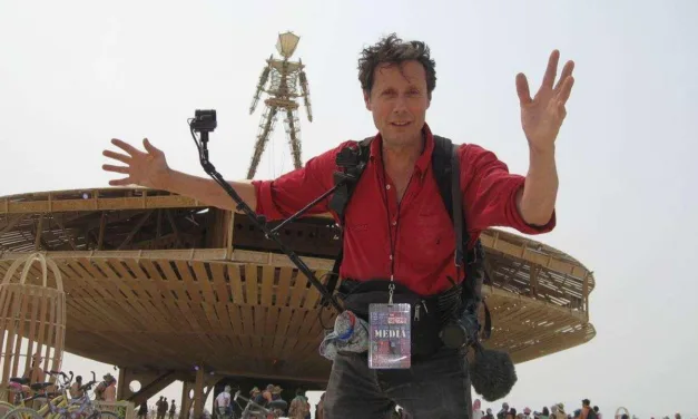 J’irai dormir chez l’Homme qui brûle sur RMC Story : Antoine de Maximy plonge dans le Burning Man du Nevada