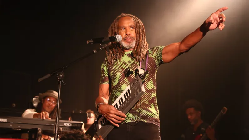 Jean-Claude Naimro et ses musiciens sur la scène de La Cigale