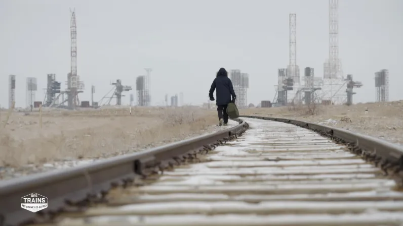 Un train traverse la steppe gelée du Kazakhstan