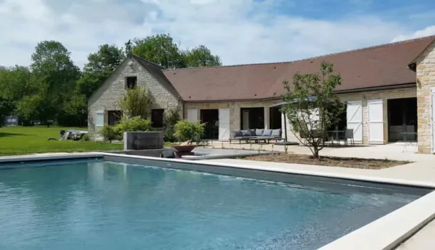 La folie des piscines sur RMC Story : ces Français qui transforment leur jardin en bassin de rêve