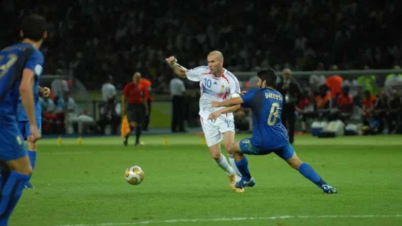 Duel entre un joueur français et un joueur italien lors d'une finale de football