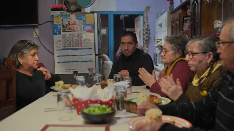 Deux hommes adoptés partent à la recherche de leur terre natale dans le sud du Chili