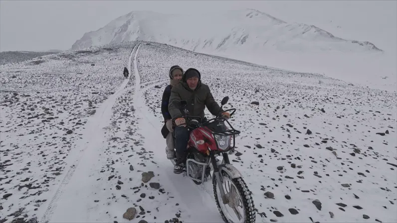 Une transhumance dans les montagnes de l'Altaï mongol