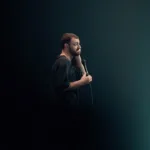 Roman Frayssinet sur Canal+ : avec « Ô delà », l’humoriste prend de la hauteur pour mieux faire rire