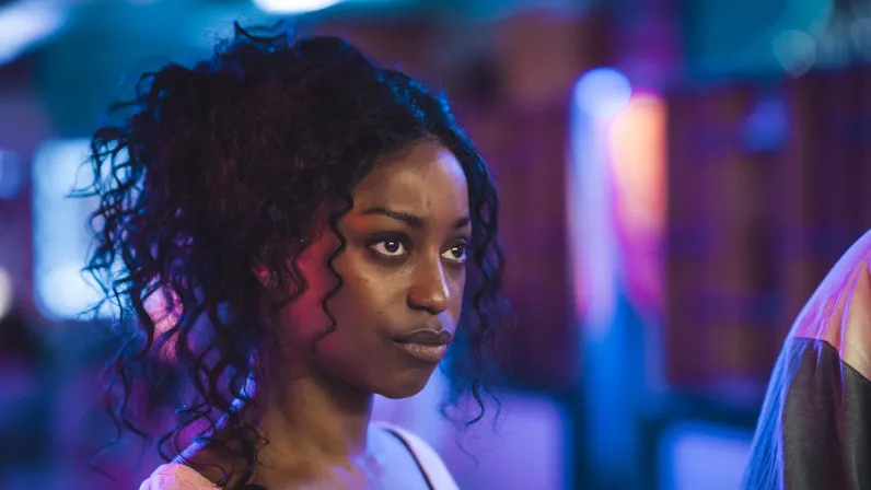 Muna et Jamal, jeune couple d'enseignants, candidats de la téléréalité fictive The Best Immigrant