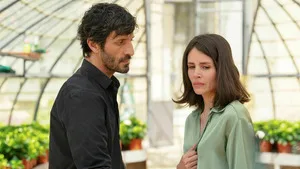 Tout cela je te le donnerai sur France 2 : la mort suspecte de son mari entraîne David Kammenos dans les secrets d’un domaine viticole